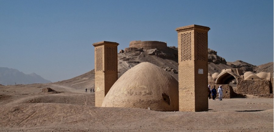 2016.07.27  le silence 14694516-les-tours-du-silence-de-yazd-capitale-mystique