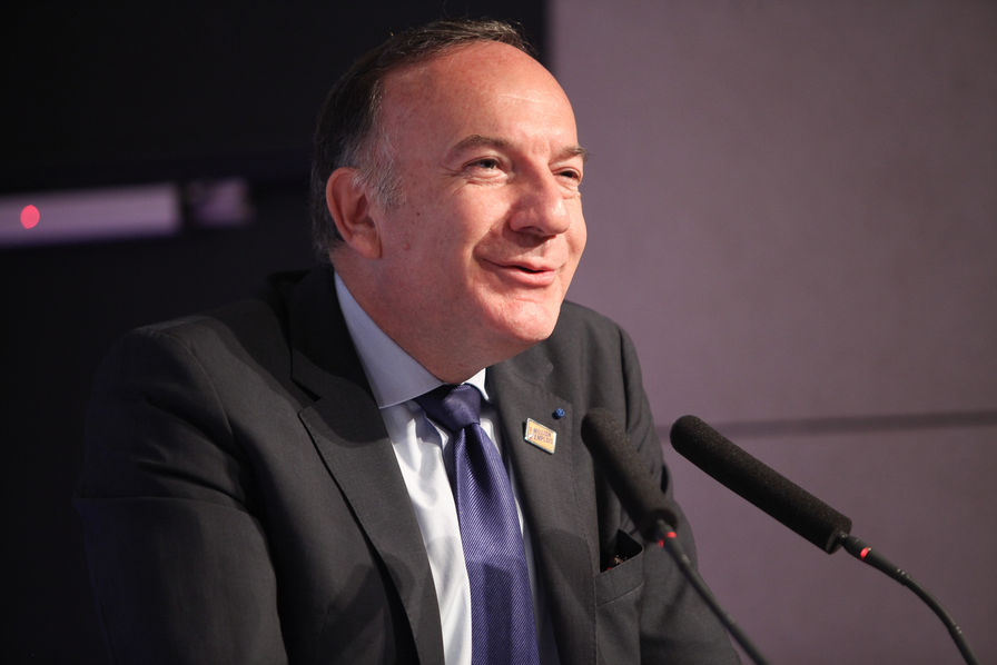 2016-11-24-pierre-gattaz-assises-de-competitivite-siege