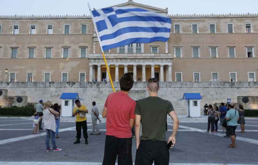 2016-12-19-2048x1536-fit_drapeau-grec-devant-parlement-athenes