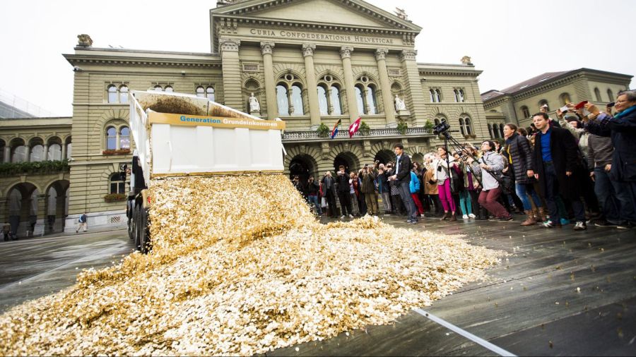 2016-12-22-basic_income_performance_in_bern_oct_2013-e1466117541575