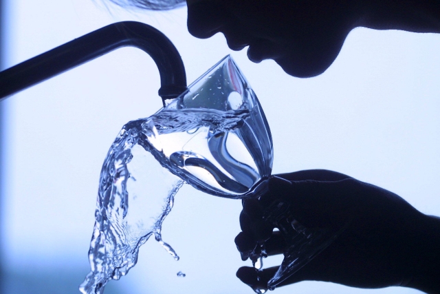 2017-02-24-eau_robinet242-pres-dun-litre-sur-cinq-deau-potable-est-perdu-dans-une-fuite