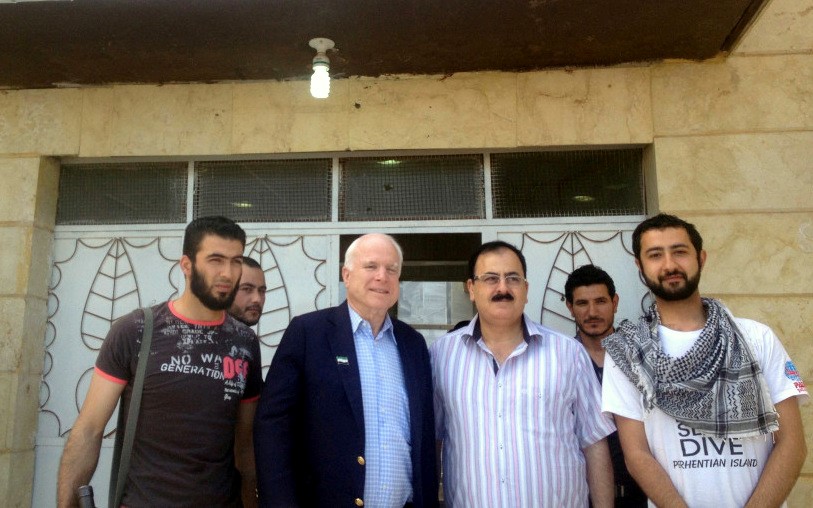 2017.03.09 Le sénateur McCain en Syrie, en compagnie de membre du groupe terroriste Tempête du Nord soutenu par les USA.syrie-mccain