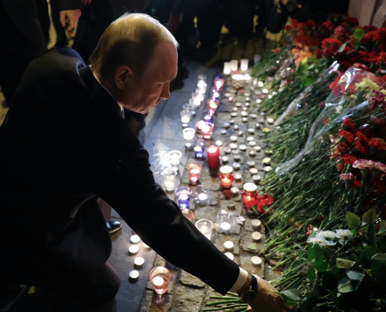 2017.04.04 le-president-russe-vladimir-poutine-rend-hommage-aux-victimes-sur-les-lieux-de