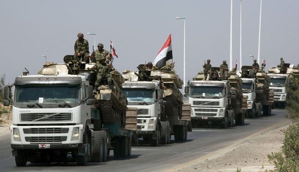 2017.05.04 757730_des-soldats-de-bachar-al-assad-defilent-devant-la-presse-dans-les-rues-de-hama-le-10-aout-2011