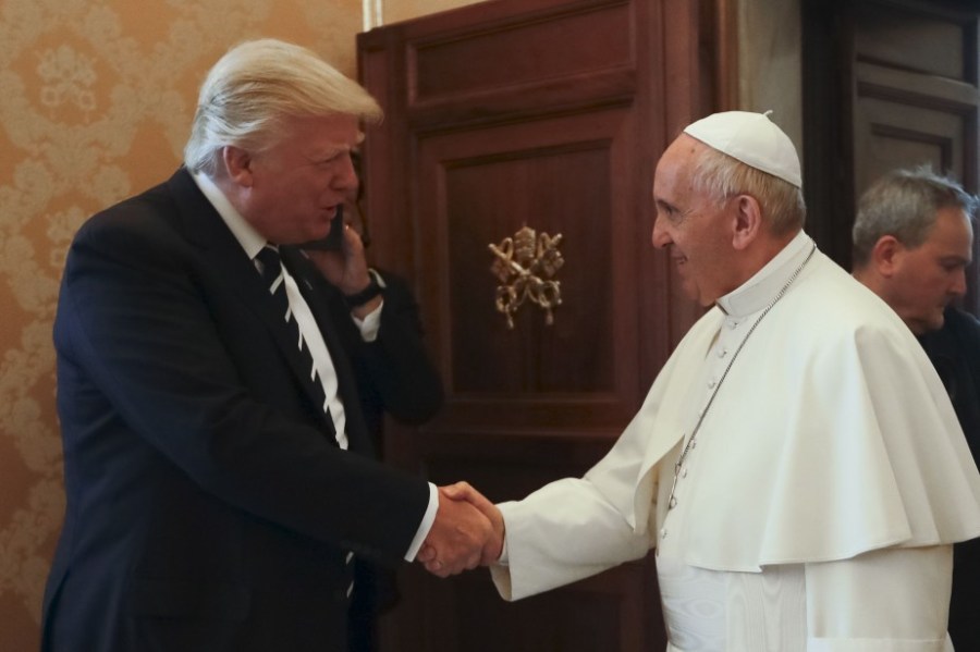 2017.05.32 1408139-cellulaire-oreille-donald-trump-serre