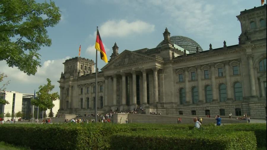 2017.06.31 292295615-place-de-la-republique-reichstag-quartier-du-gouvernement-drapeau-allemand