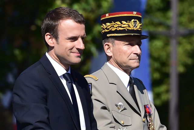 2017.07.15 le-president-emmanuel-macron-et-le-chef-d-etat-major-de-l-armee-le-general-pierre-de-villiers-lors-du-defile-militaire-le-14-juillet-2017-a-paris_5915876