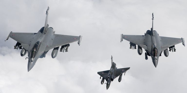 2017.08.09 mirage 20001499992_3_f066_une-patrouille-francaise-composee-de-deux_64916fb3b6b42eae304f48f551aace1d