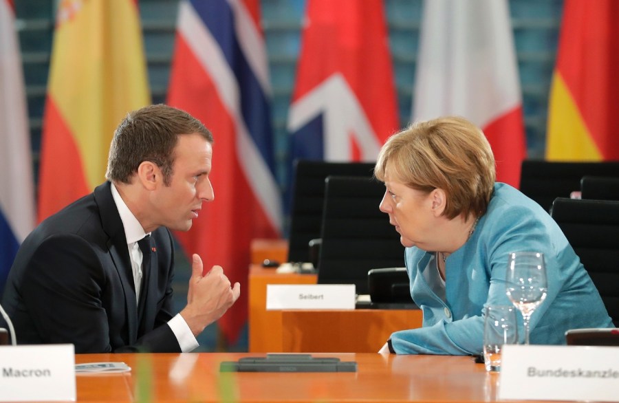 2017.08.22 MERKEL MACRONchanceliere-allemande-Angela-Merkel-president-francais-Emmanuel-Macron-Berlin-29-2017_1_1398_911