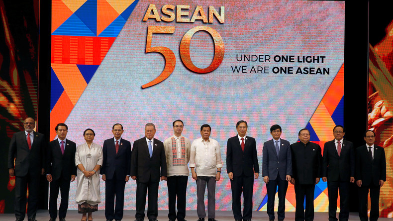 2017.08.24 ASEAN FETE SES 50 ANS LE 08.08.2017 5989e6b80d0403016c8b4567