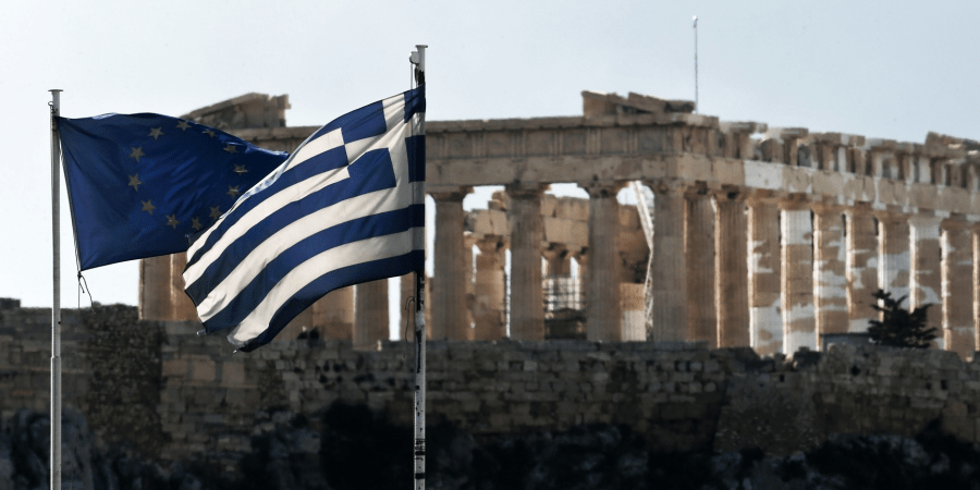 2017.09.19 grece-europe-drapeaux-flottant-sur-fond-de-parthenon-a-athenes