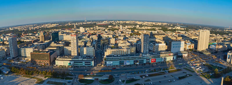 varsovie-pologne-ao-t-vue-panoramique-aérienne-au-centre-ville-de-la-capitale-polonaise-au-coucher-du-soleil-du-palais-77163490