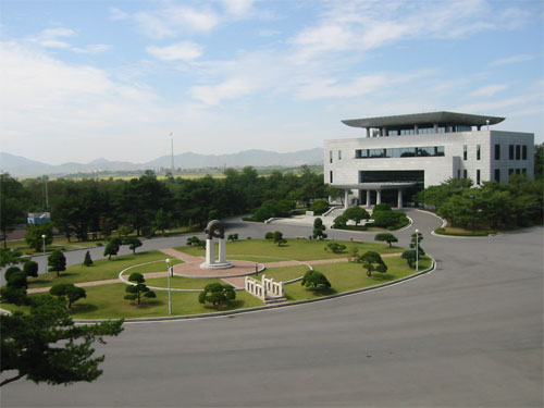 COREE NORD Panmunjeom, avec en arrière-plan le village de Kijong-dong, première localité nord-coréenne après la frontière