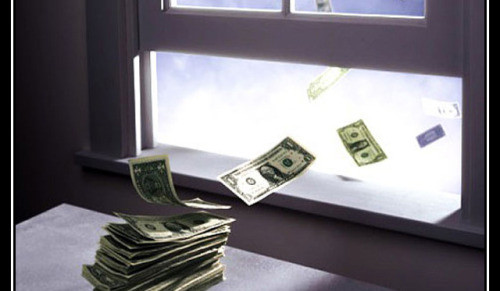 gaspillage Jeter-largent-par-les-fenêtres-500x291