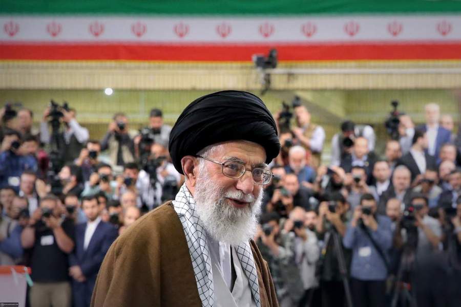 IRAN Ali Khamenei lors de l_élection présidentielle iranienne de 2017. Crédits - Wikimedia.-ob_f456cb_ali-khamenei-after-voting-in-the-2017