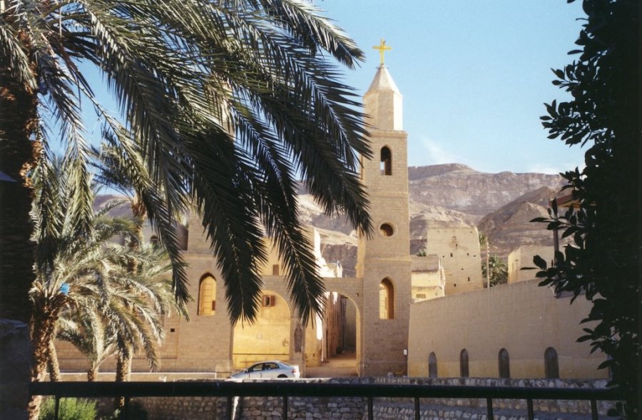 MONASTERE SAINT ANTOINE au pied du Mont Qulzum en Egypte 6895405