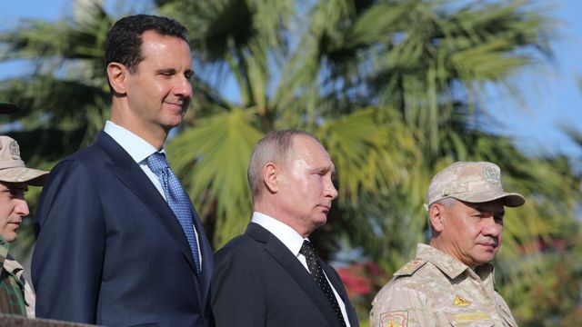 RUSSIE SYRIE le-dirigeant-syrien-bachar-el-assad-a-recu-vladimir-poutine-et-le-ministre-de-la-defense-serguei-shoigu-a-la-base-de-hmeymim-dans-la-province-de-lattaquie_5990706