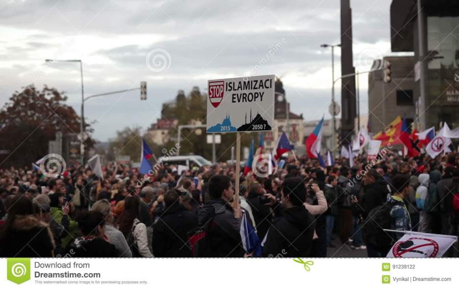 TCHEQUE prague-république-tchèque-le-novembre-la-démonstration-contre-l-islam-et-les-réfugiés-à-prague-bannière-arrêtent-l-91239122