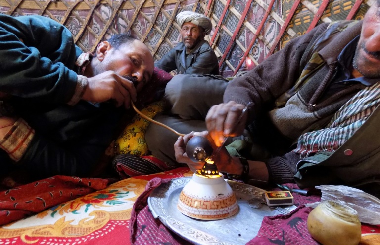 AFGHANISTAN des-hommes-de-la-tribu-wakhi-fument-de-l-opium-dans-le-corridor-de-wakhan-en