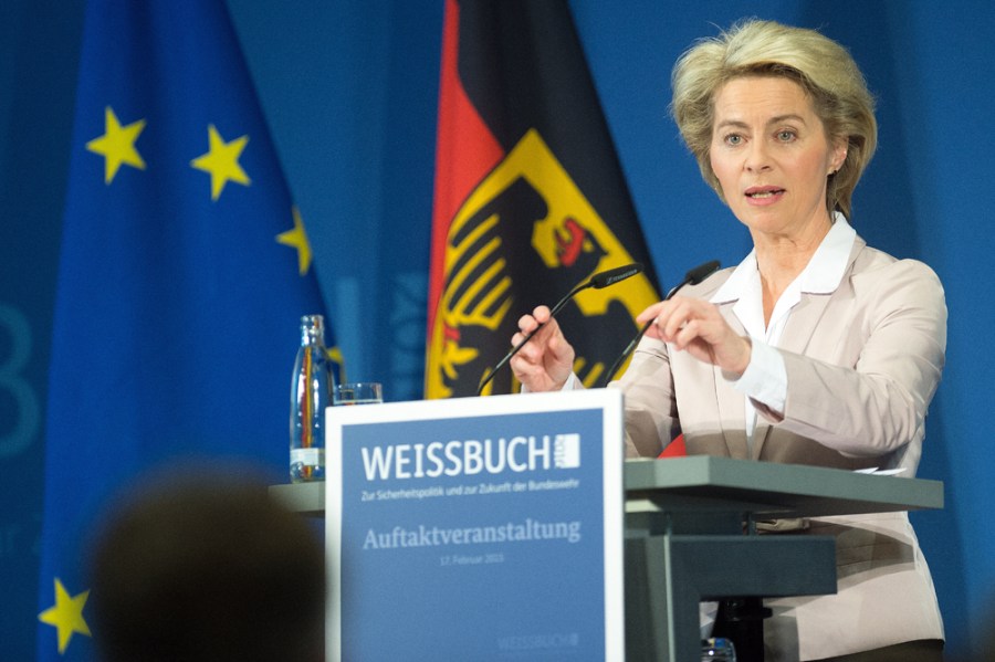 ALLEMAGNE la ministre fédérale de la Défense Ursula von der Leyen bundeswehr_weissbuch_2016_55926192_1000