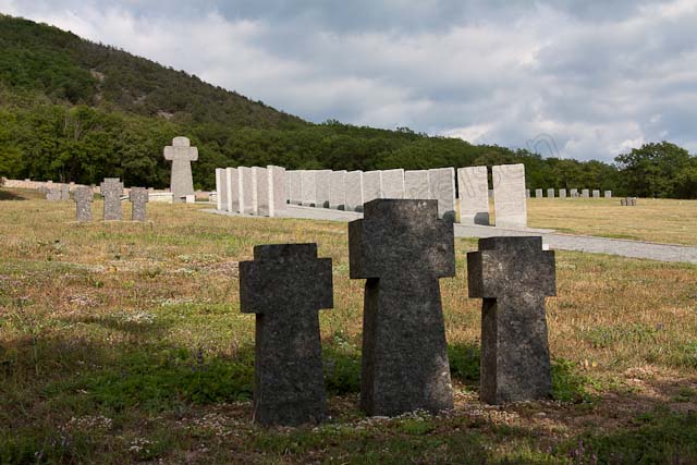 crimée .. Dans le cimetière aux soldats allemands tombés pendant la 2nde guerre mondiale à Gontcharnoye en Crimée IMG_6022