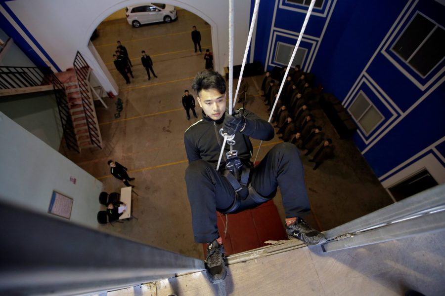 ASIALYST Un stagiaire de la compagnie de sécurité privée Dewei Security lors d'une session d'entraînement dans la banlieue de Pékin, le 2 mars 2017. (Source - Asia Times)