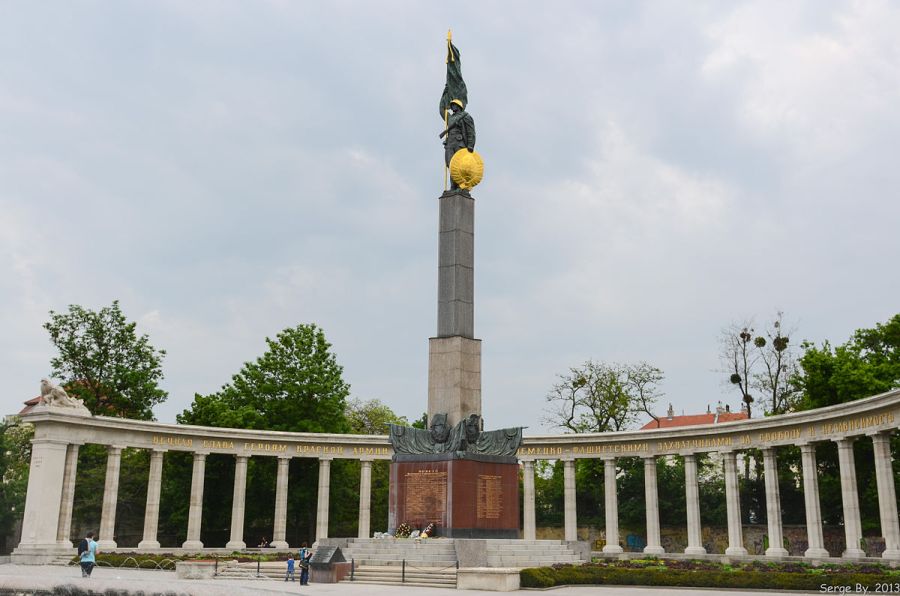 autriche Monument to the Liberation of Vienna in WWII by the Russian armed forces.Soviet_War_Memorial_(8755400714)
