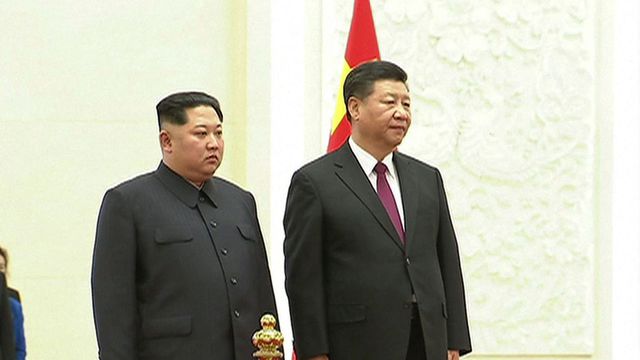 capture-d-ecran-d-images-de-la-chaine-chinoise-cctv-le-28-mars-2018-du-president-chinois-xi-jinping-d-et-du-leader-nord-coreen-kim-jong-un-lors-de-leur-rencontre-le-27-mars-2018-a-pekin_