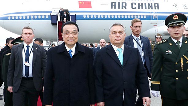 CHINE HONGRIE Le 29 novembre 2017, Li Keqiang arrivait à Budapest accueilli par Viktor Orban chine-monde_032018_03