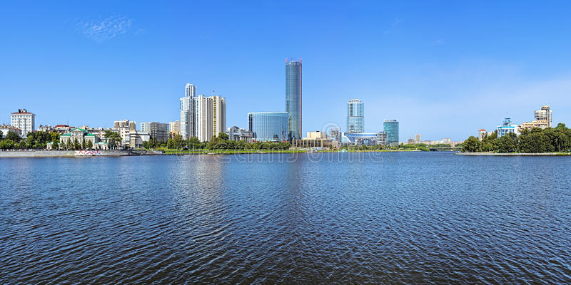 Russie ville Iekaterinenbourg panorama-d-iekaterinbourg-ville-de-l-étang-de-ville-russie-65234634