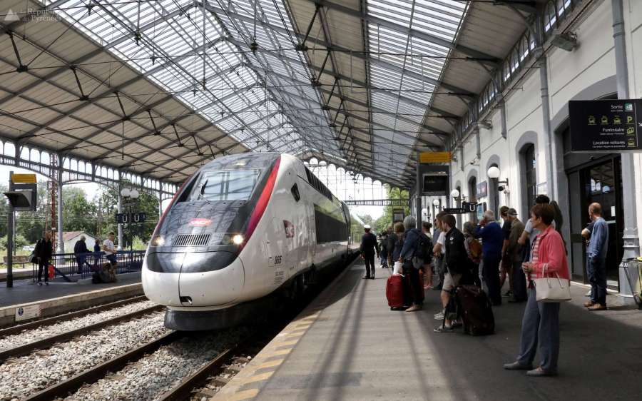 SNCF le-tgv-l-oceane-a-fait-son-entree-ce-dimanche-en-gare-de-pau-avec-un-retard-d-un-quart-d-heure