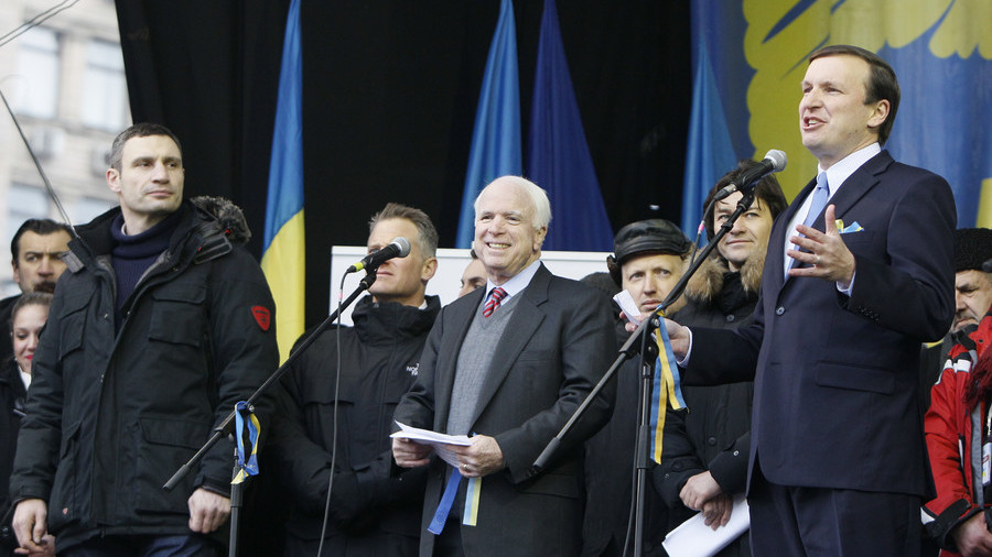 USA Les sénateurs américains Chris Murphy et John McCain sur scène avec des militants de l_opposition à Kiev, en Ukraine, en décembre 2013 5aa0d545dda4c8ad538b45aa