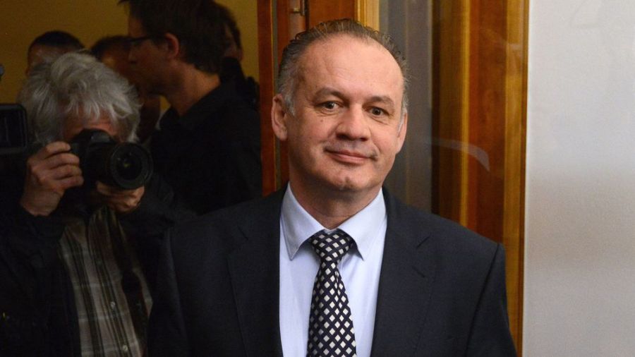 le président slovaque Andrej Kiska le-millionnaire-slovaque-et-candidat-a-la-presidentielle-andrej-kiska-arrive-a-son-qg-de-campagne-le-29-mars-2014-a-bratislava_4865569