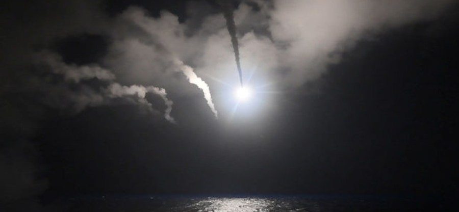 syrie 5107471_3_e822_tir-syrie de-missile-vers-la-syrie-depuis-un-detroyer_36953965e75e91cc7377fe8db67bd348-1728x800_c