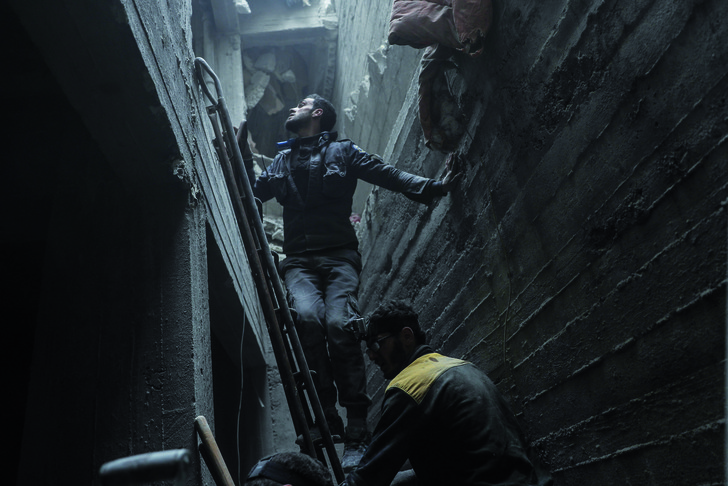 SYRIE A-Douma-Ghouta-orientale-civils-cherchent-deventuelles-victimesun-bombardement-22-fevrier-2018_0_728_486