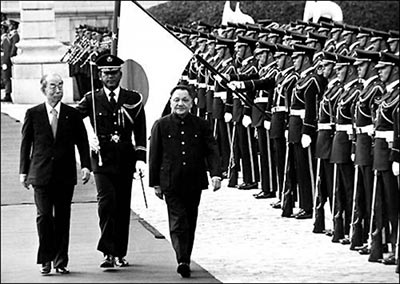 chine-monde Le 23 octobre 1978, à l_occasion de sa visite au Japon où il fut accueilli par le premier ministre Fukuda (photo), Deng Xiaoping a officialisé le traité de paix et d_