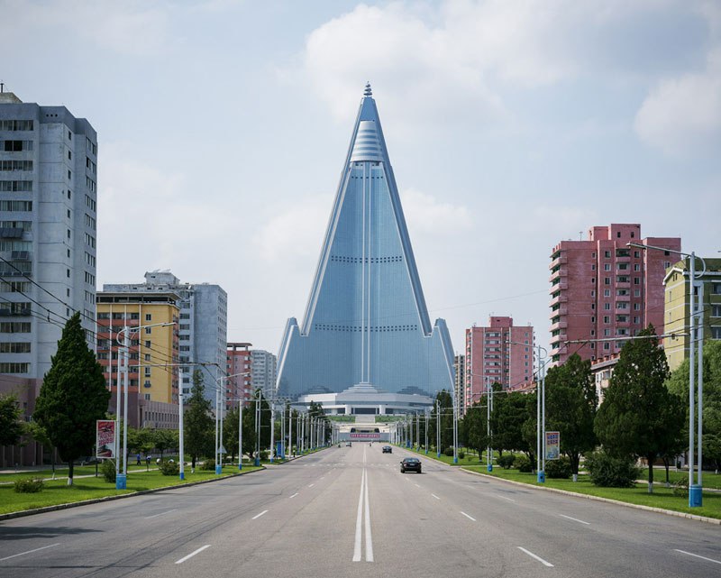 COREE NORD pyongyang-north-korea-vintage-architecture-photo-essay-by-raphael-olivier-5