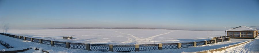 RUSSIE La Volga prise dans les glaces photographiée depuis les quais du centre ville de Samara.