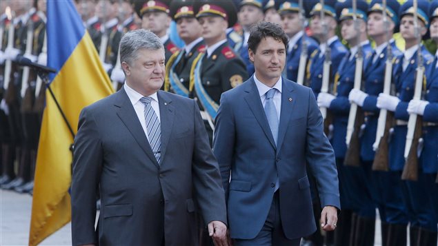 UKRAINE Le président ukrainien Petro Poroshenko et le premier ministre Justin Trudeau, le 11 juillet 2016 160711_mj6vg_mlarge_agenda_trudeau_sn635