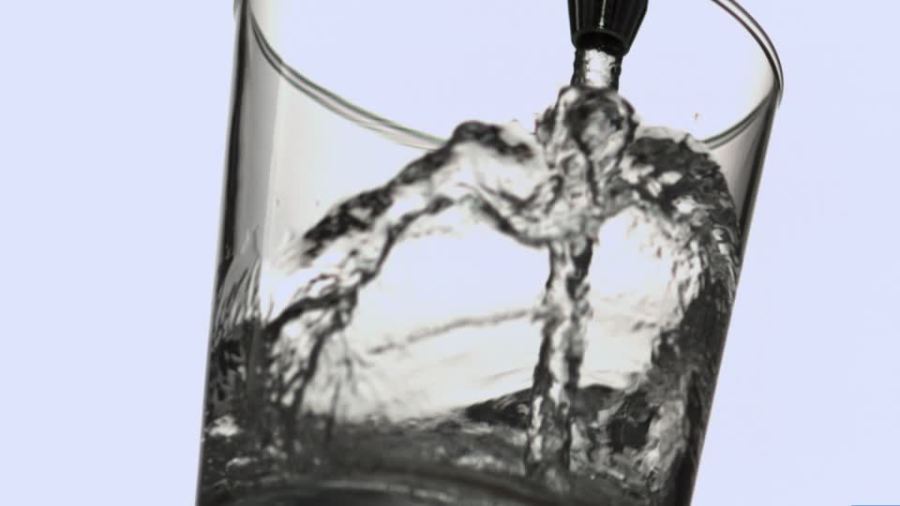 eau 232637716-コツプ-衝突-蛇口-飲料水