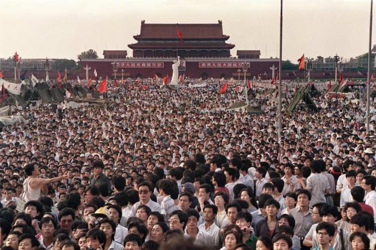 CHINE 4 juin 1989, des manifestants place Tienananmen avec, au loin, la “statue274674_vignette_1008689-tiananmen-la-grande-amnesie-chinoise-web-tete-0203537787064