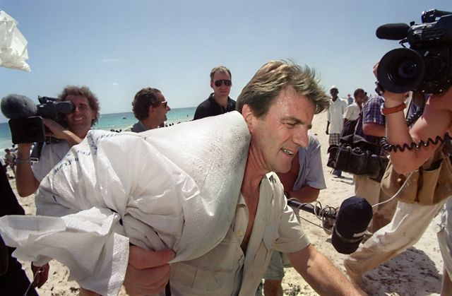 HUMANITAIRE 640_bernard_kouchner_000_arp1555106