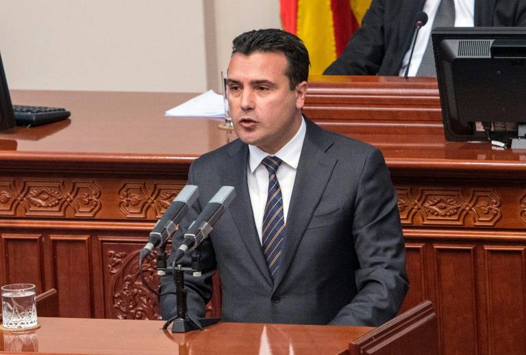 Le Premier ministre macédonien Zoran Zaev devant le Parlement, le 15 octobre 2018 à Skopjeda 81e90c5227f7e814667fa2bfb4bdbf-768x519