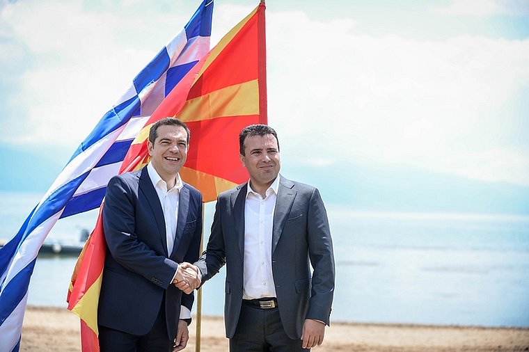 macedoine & grece Zoran Zaev et Alexis Tsipras  tsipras-zaev-62620334a6.jpg