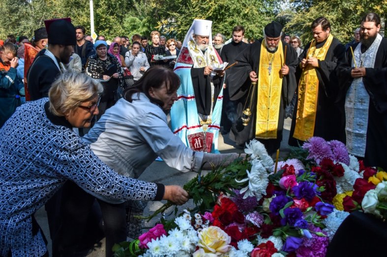 RUSSIE Des gens déposent des fleurs à Kertch lors d'une cérémonie d'hommages à la tuerie du lycée polytechnique, le 18 octobre 2018 185617