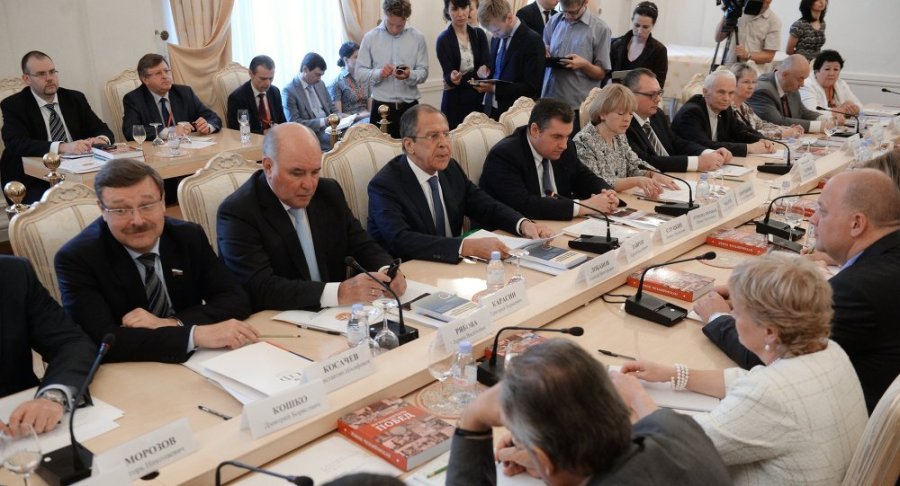 russie Sergueï Lavrov avec les membres du Conseil mondial de coordination des compatriotes russes 1016317117