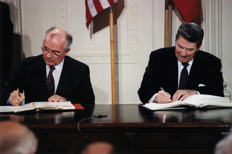 USA RUSSIE Reagan_and_Gorbachev_signing