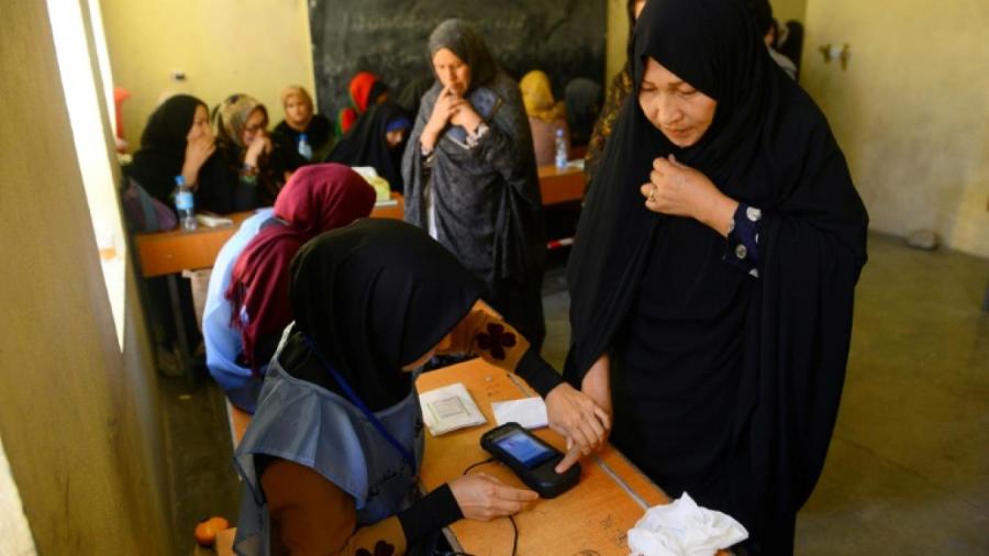 AFGHANISTAN Une employée électorale enregistre l'empreinte biométique d'une votante lors des législatives, le 20 octobre 2018 à Hérat, en Afghanistan 35c0536cb538158a19361b6e25d