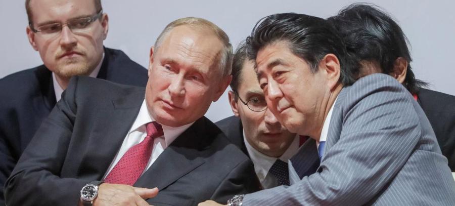 Russian President Putin and Japanese Prime Minister Abe attend an international judo tournament in Vladivostok