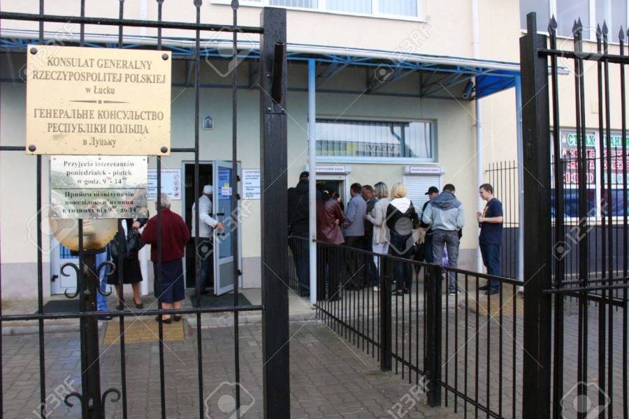 POLOGNE UKRAINE 14819189-les-gens-faire-la-queue-pour-le-consulat-général-de-pologne-à-lutsk-ukraine-gagner-consulat-scandale-dyn